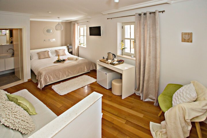Room 4 of 84