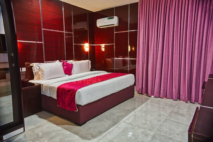 Room 17 of 34