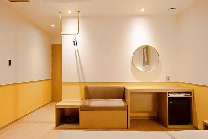 Room 4 of 74