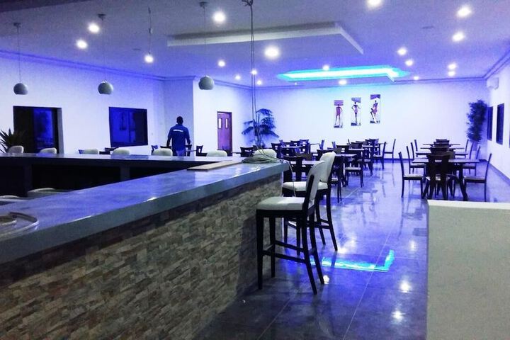 Lounge 9 of 13