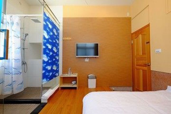 Room 9 of 32