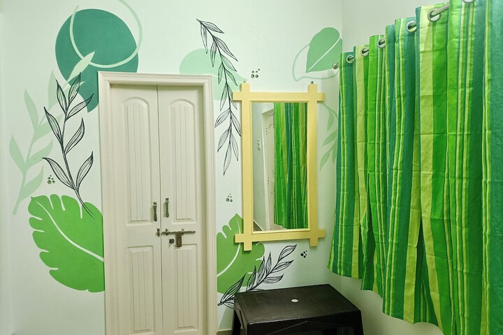 Room 9 of 32