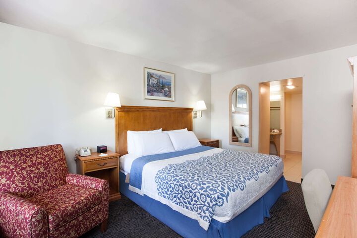 1 King Bed (4 of 4)