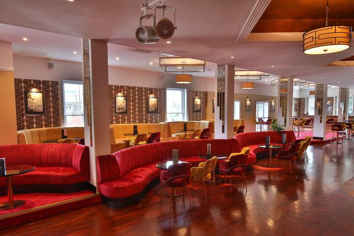 Lounge 38 of 64