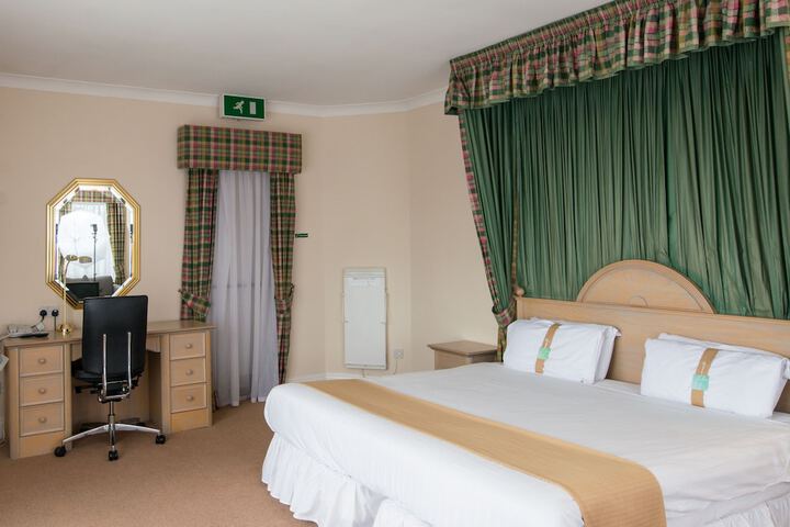 Room 3 of 92