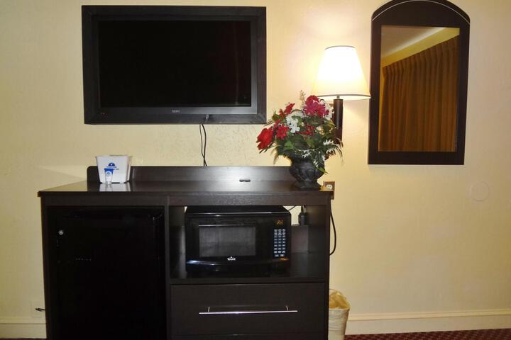 1 Queen Bed (7 of 8)