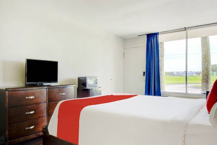 Deluxe King Bed (1 of 11)