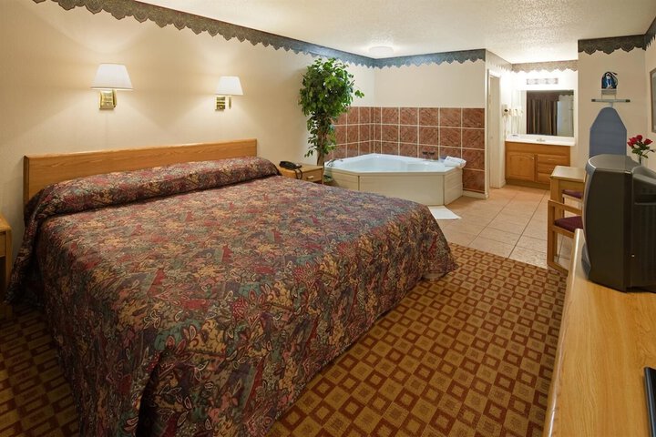 1 King Bed (2 of 4)