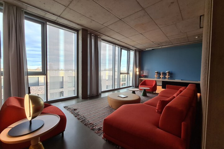 Lounge 35 of 53