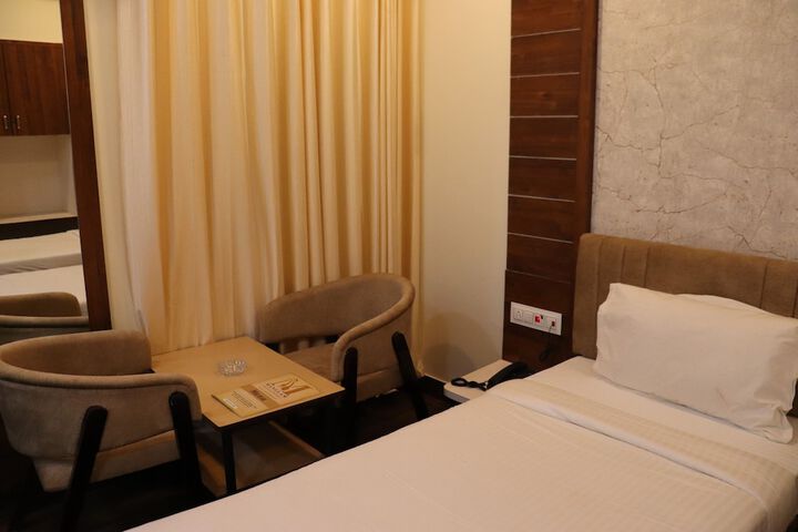 Room 4 of 32