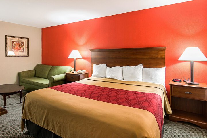 1 King Bed (6 of 15)