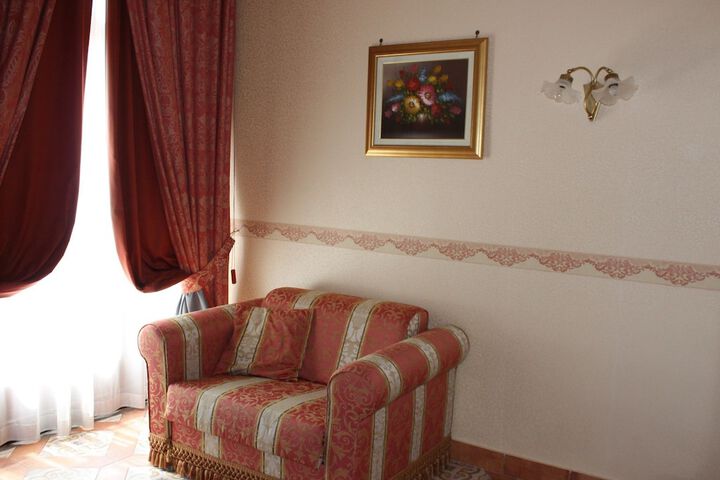 Room 25 of 38