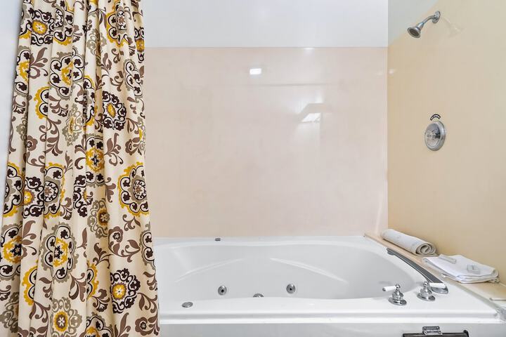 Snug Hug Queen Suite with Fireplace (56 of 131)