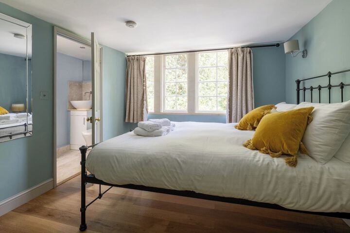Room 6 of 28