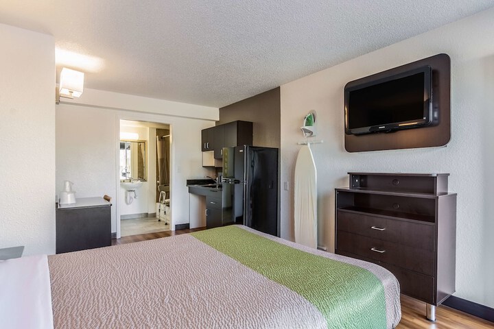 Deluxe Room 1 Queen Bed Kitchenette (15 of 24)