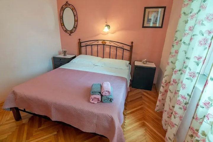 Room 4 of 18