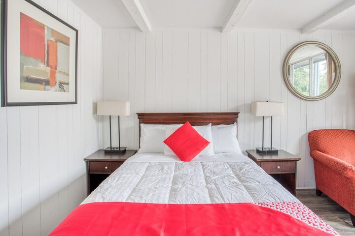 1 Queen Bed (2 of 7)