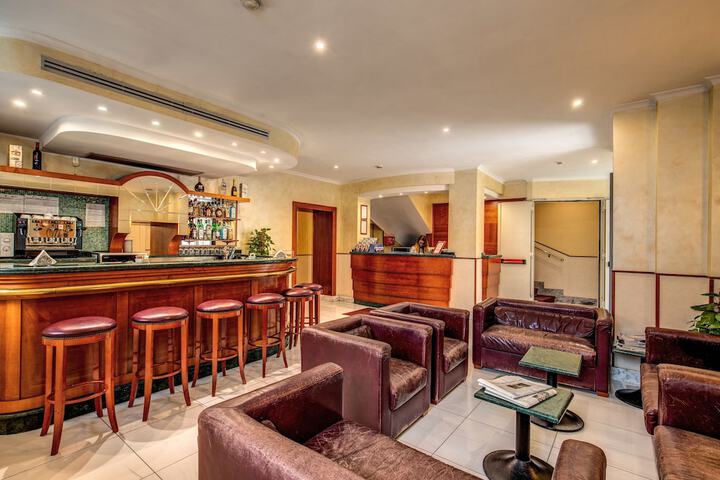 Lounge 92 of 114