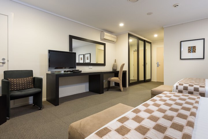 Room 4 of 32