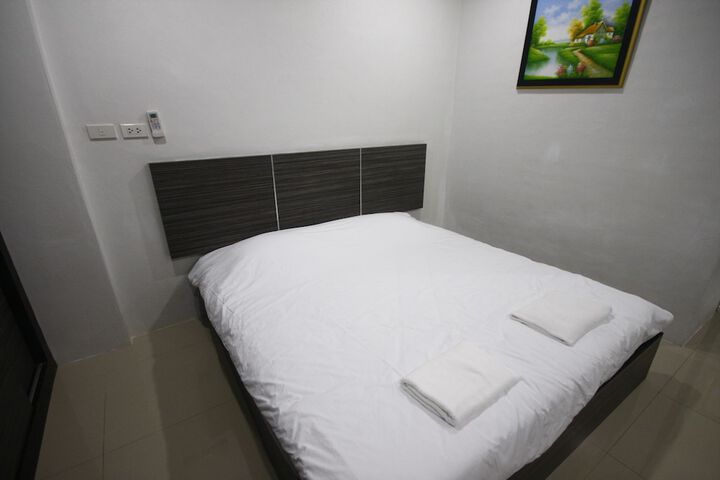 Room 4 of 16