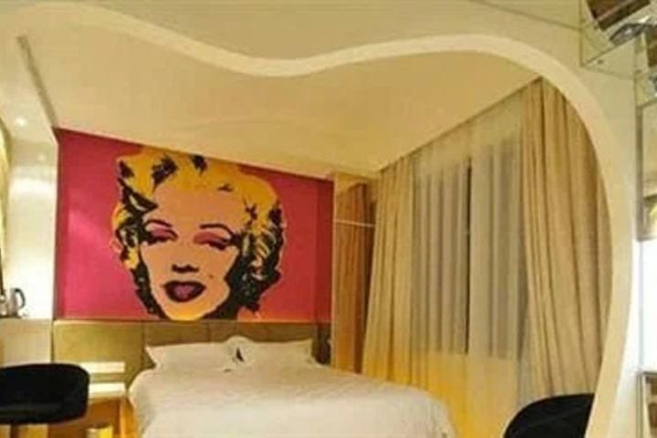 Room 8 of 9