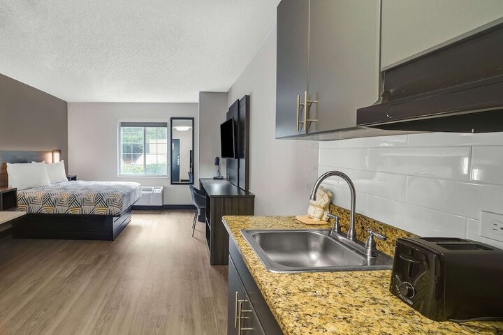 1 Queen Bed Kitchen (15 of 20)