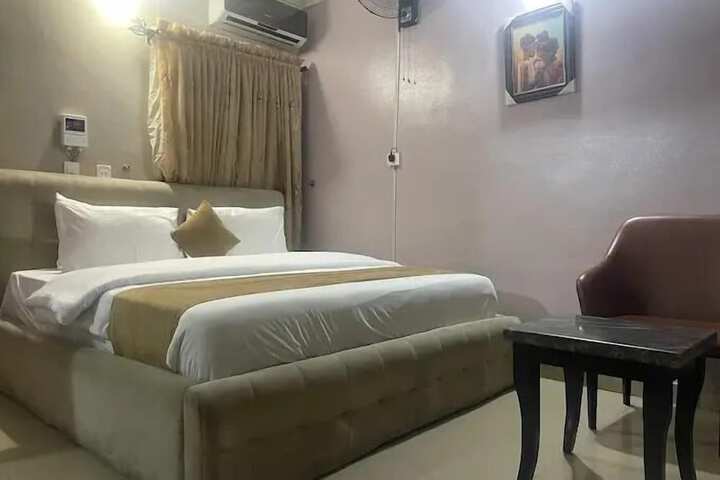 Room 14 of 76