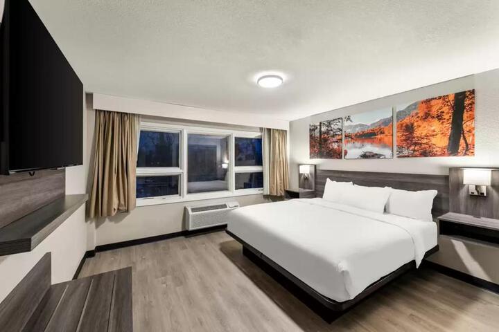 1 King Bed (4 of 13)