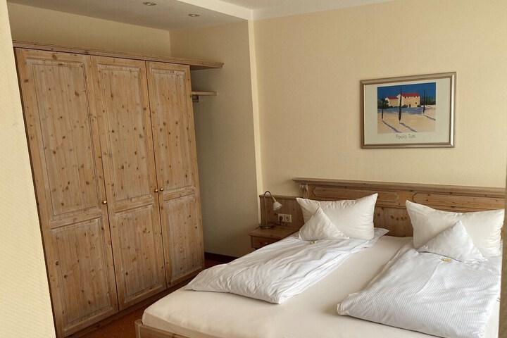 Room 5 of 81