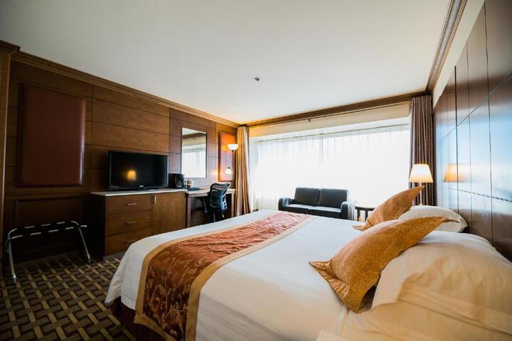 Luxury King Bed (2 of 8)