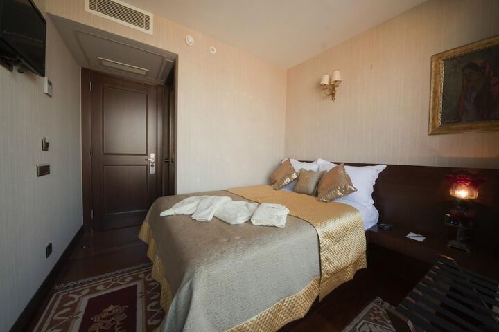 Room 14 of 32