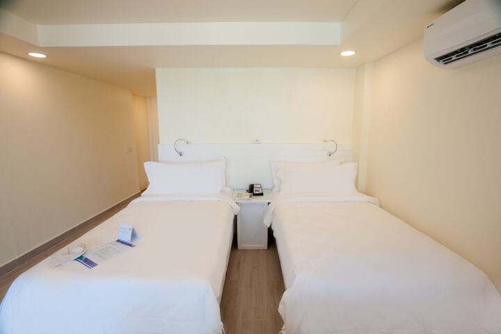 Room 18 of 140