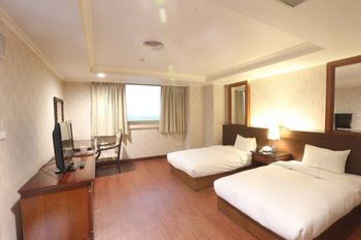 Room 4 of 8