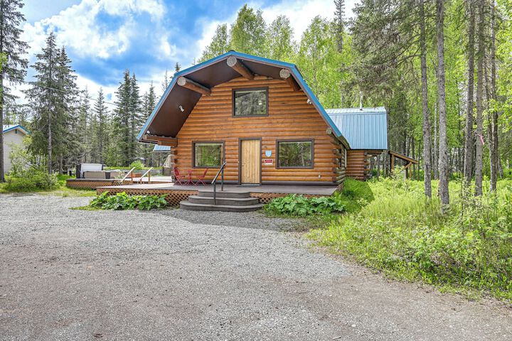 Roomy Log Cabin w / Hot Tub Walk to Kenai River!