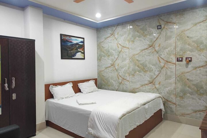 Room 12 of 18