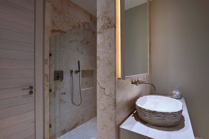Room 42 of 114