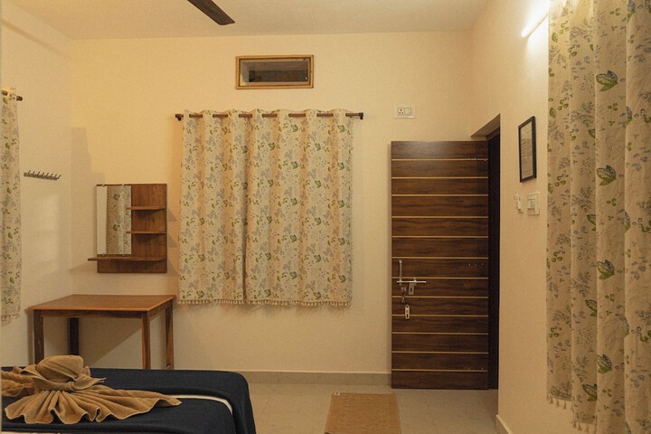Room 6 of 33