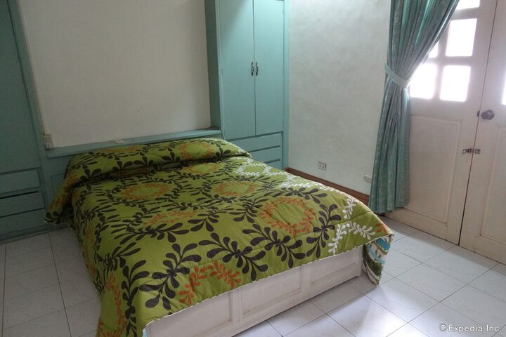 Room 10 of 28