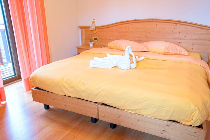 Room 2 of 15