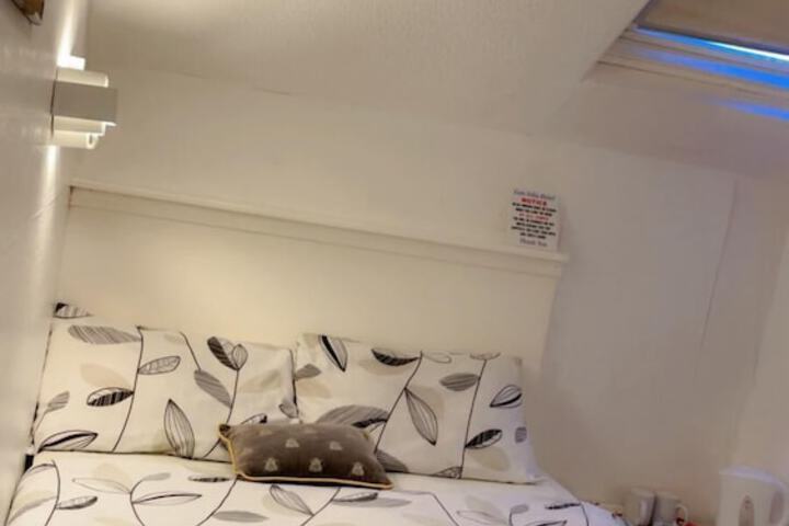 Room 16 of 143