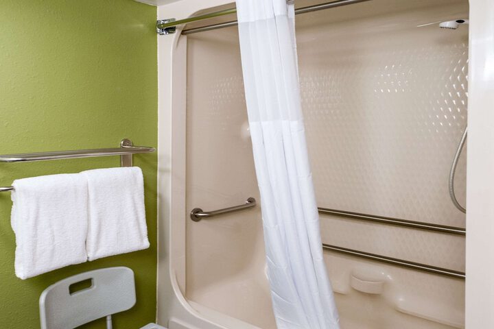 1 Queen Bed Accessible (5 of 13)