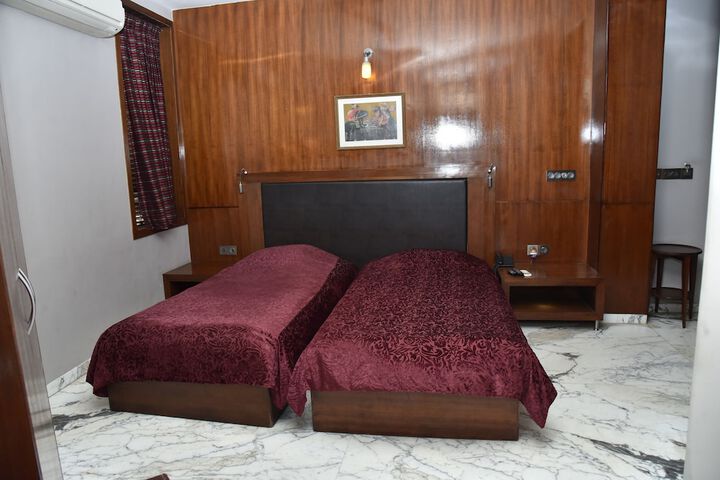 Room 5 of 12