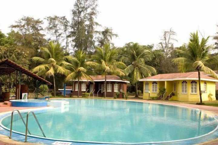 Hotel with Pool