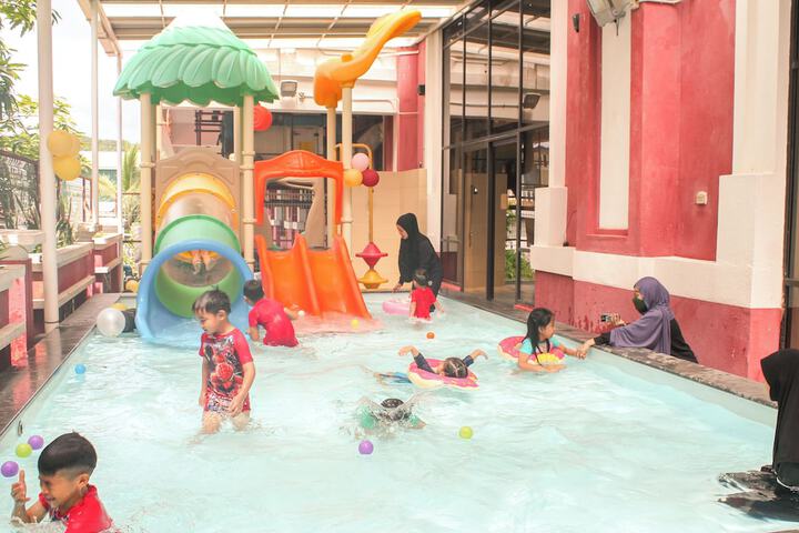 Hotel Pool