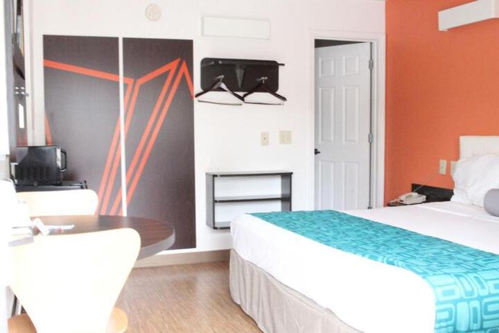 1 King Bed (2 of 8)