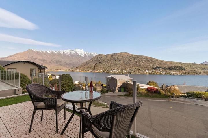 Lake Views on De La Mare Place 3 BDR, Free Wi-Fi & Parking