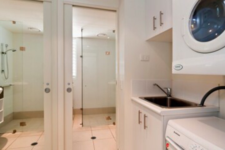 Room 6 of 9