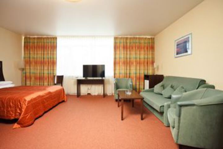Room 6 of 13