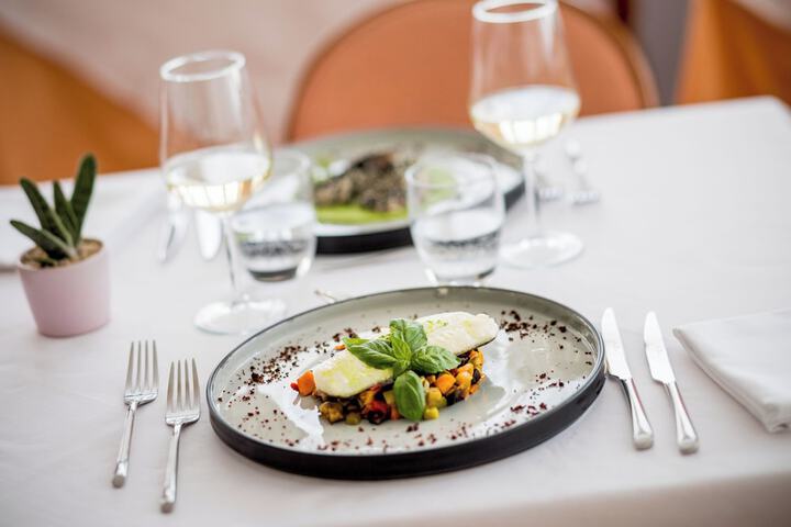 Dining 36 of 47