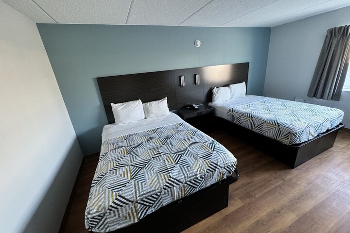 2 Queen Beds (10 of 17)